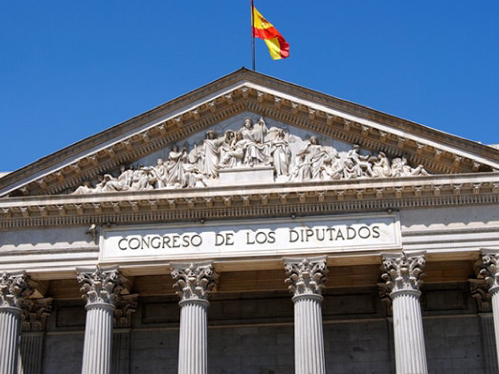 El PP impulsa en el Congreso una votación para revisar la regularización de migrantes.