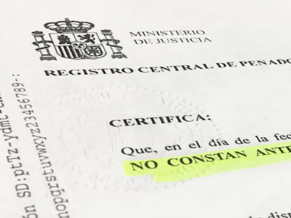 Solicitante de arraigo familiar ve su expediente archivado por no aportar antecedentes penales actualizados.
